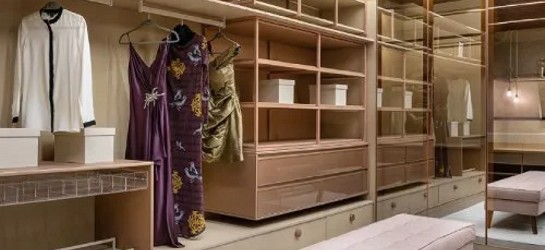 Um Closet com seções bem definidas facilita o acesso a acessórios e roupas.